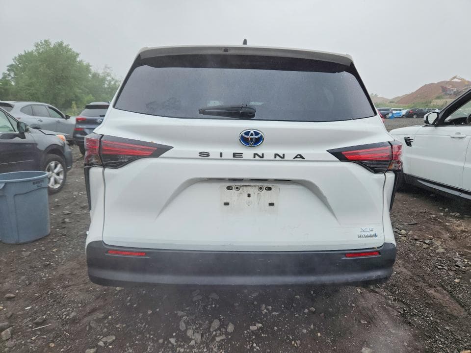 2022 TOYOTA SIENNA LE 6