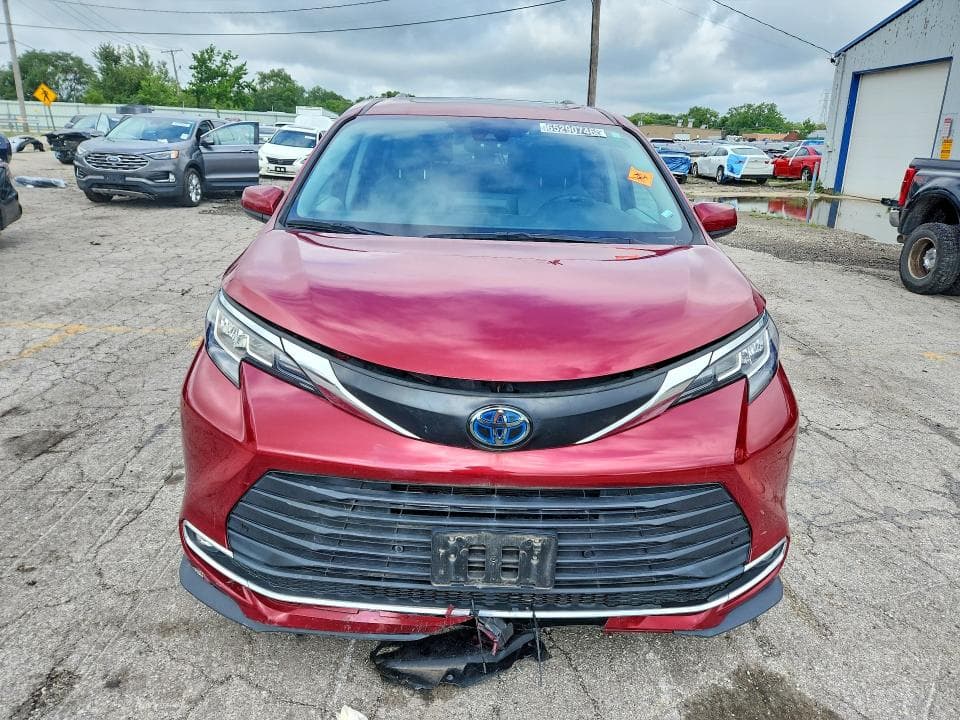 2023 TOYOTA SIENNA XLE 5