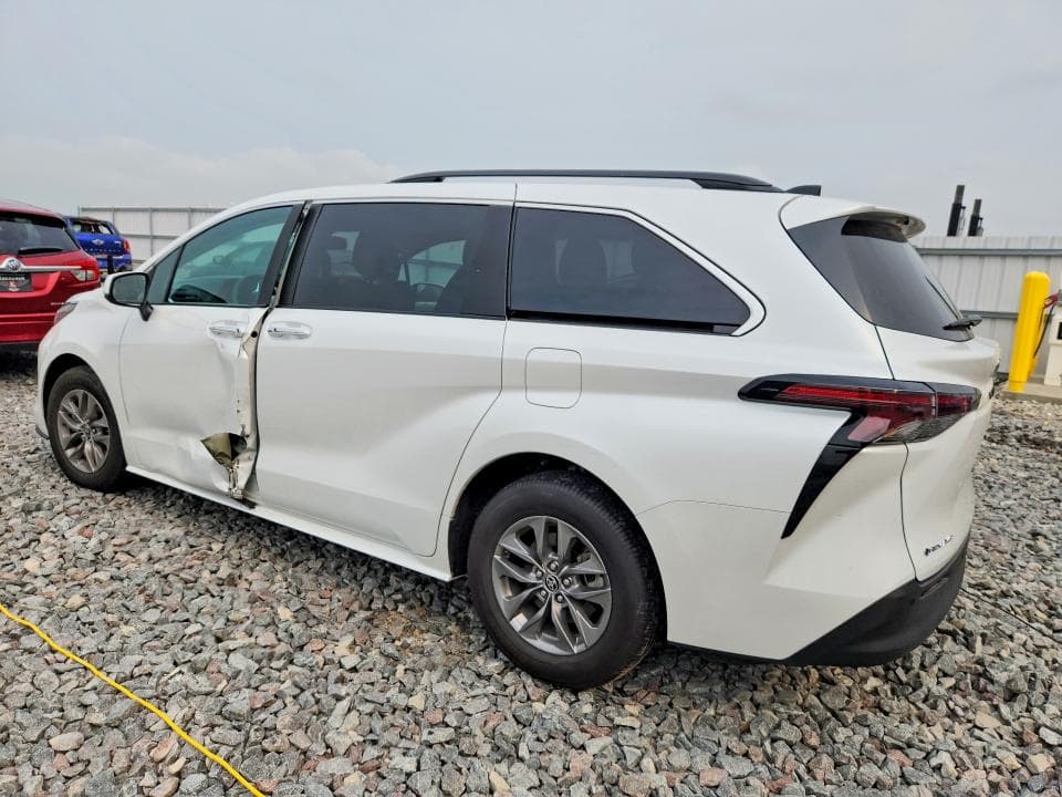 2025 TOYOTA SIENNA XLE 7-PASSENGER 2