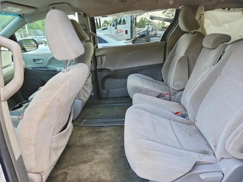 2017 TOYOTA SIENNA LE 11