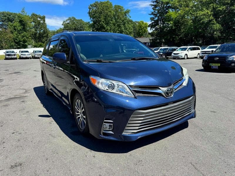 2018 TOYOTA SIENNA XLE 8-PASSENGER 4
