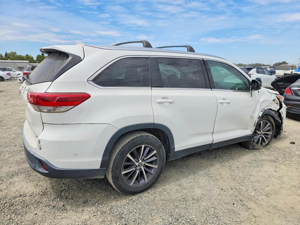 2019 TOYOTA HIGHLANDER XLE 3