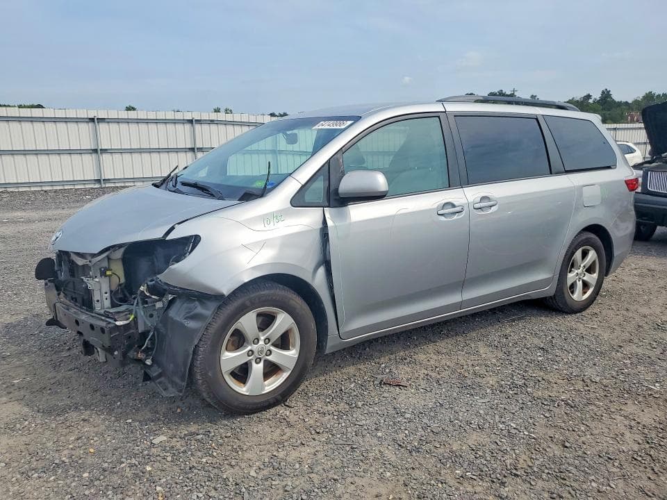 2017 TOYOTA SIENNA LE - 1
