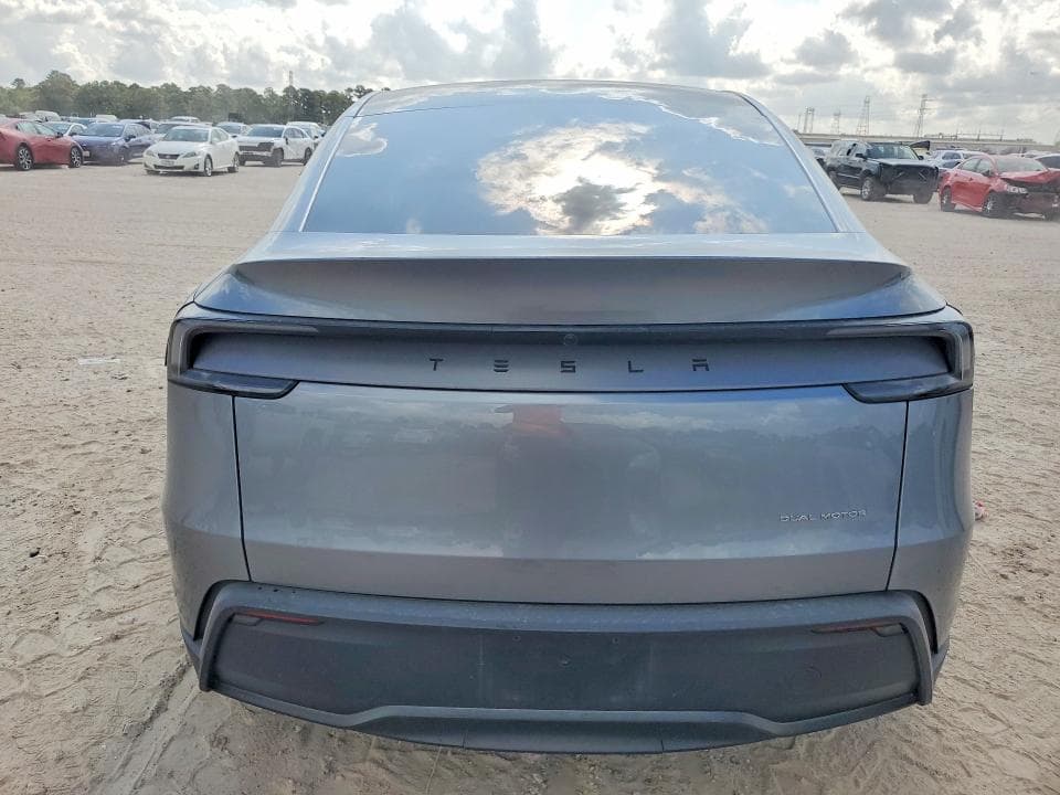 2026 TESLA MODEL Y 6