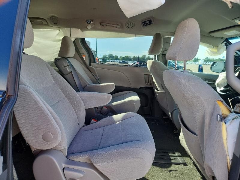 2017 TOYOTA SIENNA LE 11