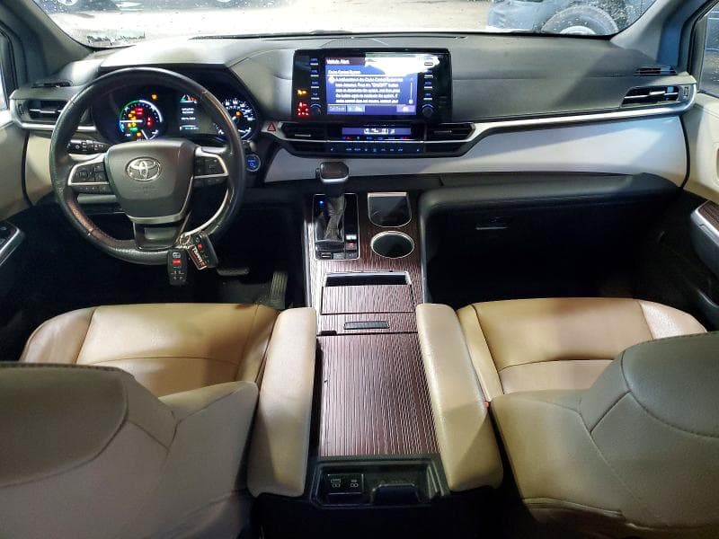 2021 TOYOTA SIENNA XLE 8
