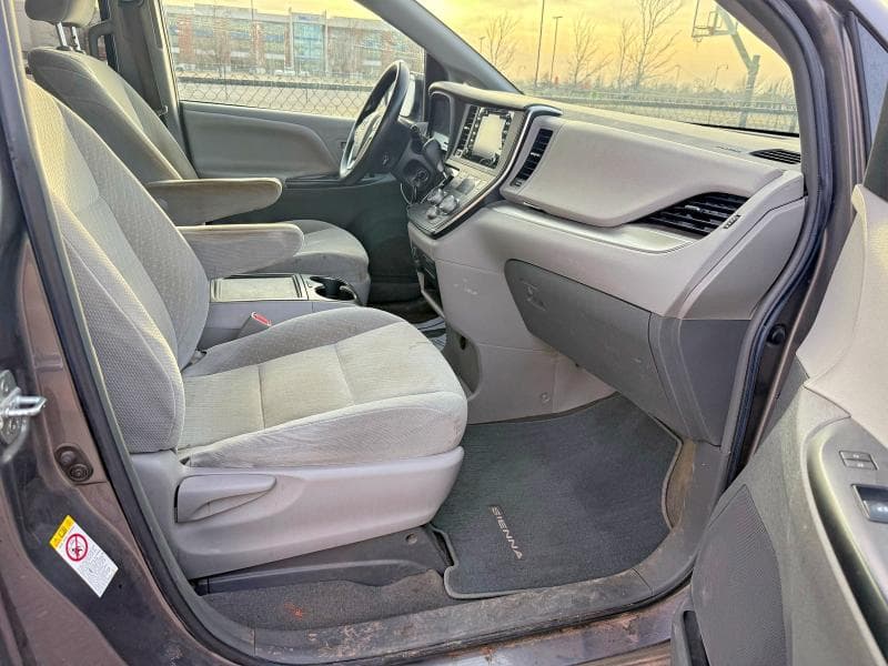 2018 TOYOTA SIENNA LE 5