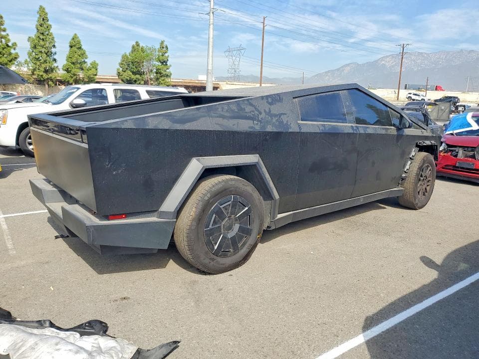 2025 TESLA CYBERTRUCK 3