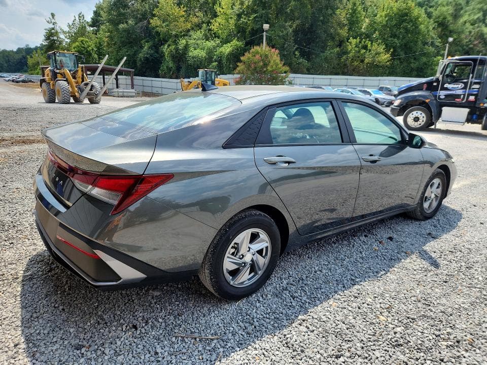 2025 HYUNDAI ELANTRA SE 3