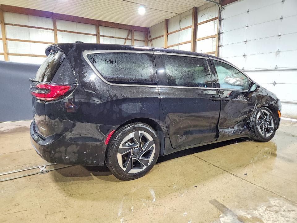 2027 CHRYSLER PACIFICA LIMITED 3