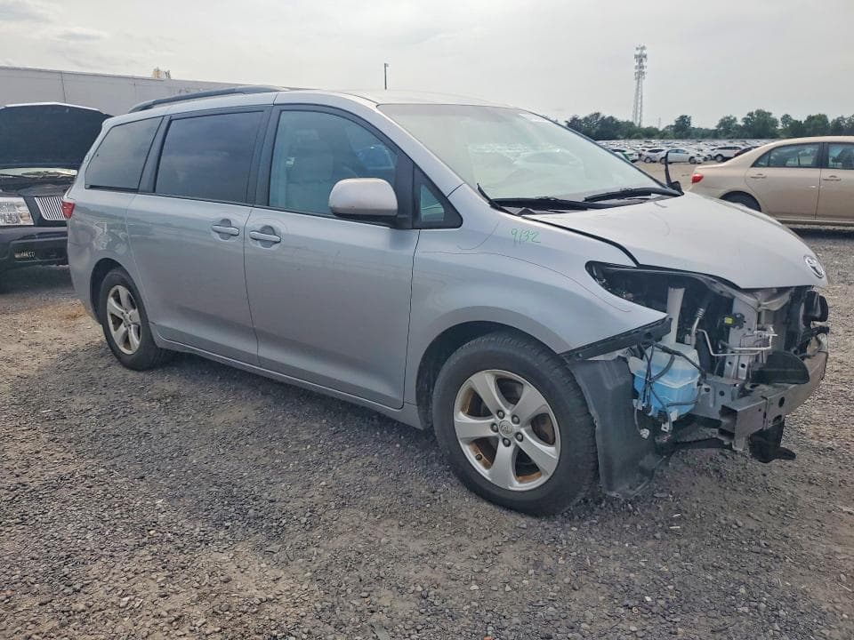 2017 TOYOTA SIENNA LE 4