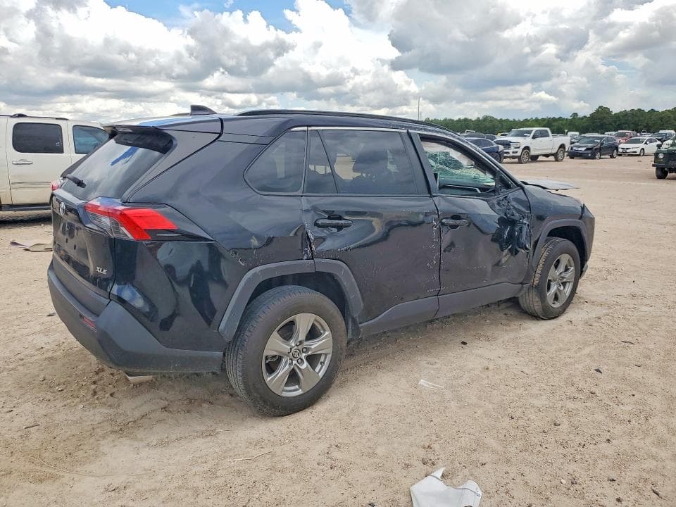 2024 TOYOTA RAV4 XLE 3