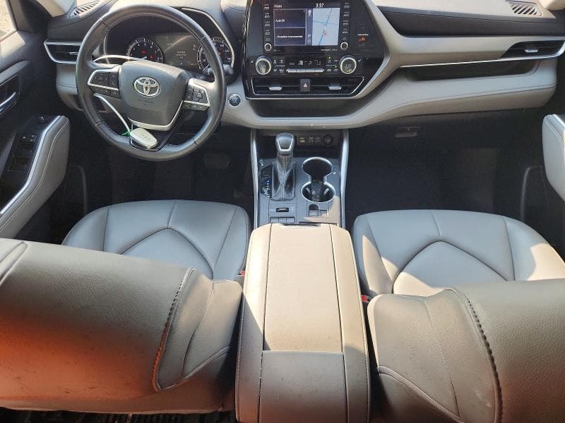 2022 TOYOTA HIGHLANDER XLE 8