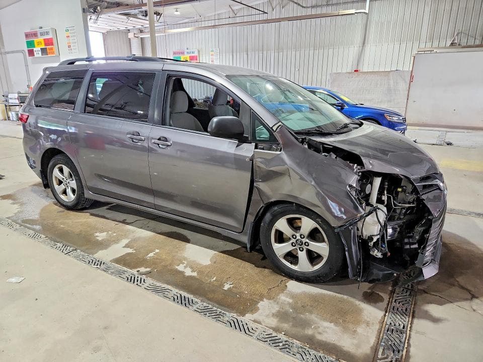2018 TOYOTA SIENNA LE 4
