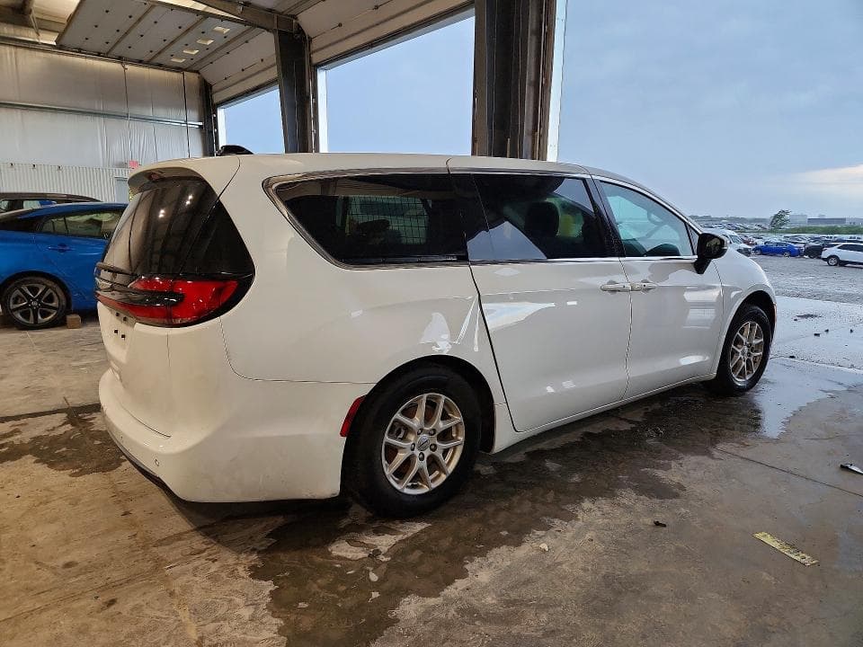 2023 CHRYSLER PACIFICA TOURING 3