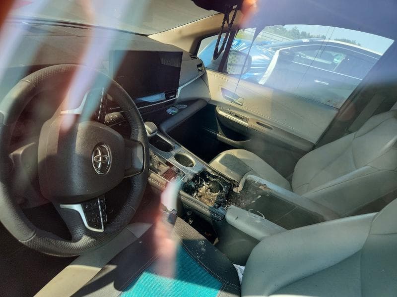 2025 TOYOTA SIENNA LE 8