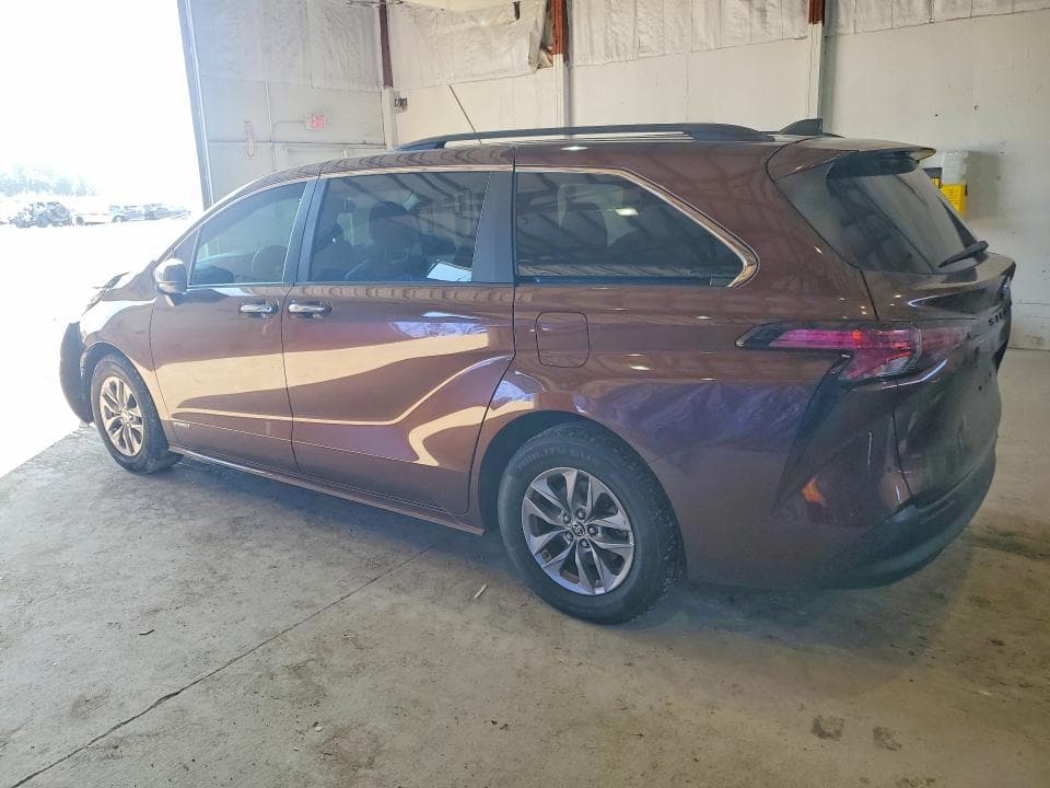 2021 TOYOTA SIENNA XLE 2