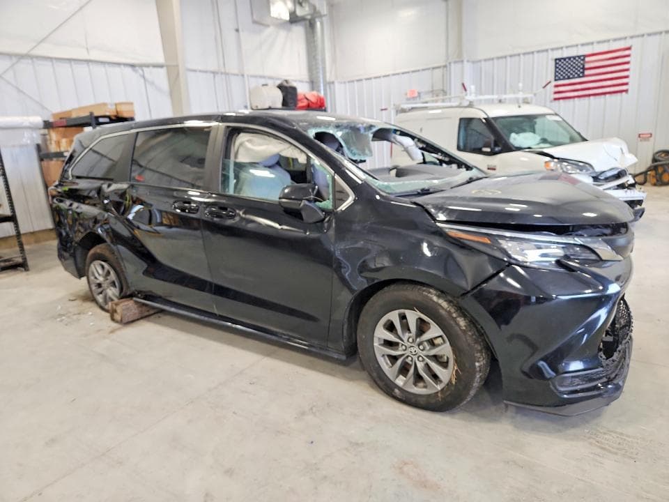 2024 TOYOTA SIENNA LE 4