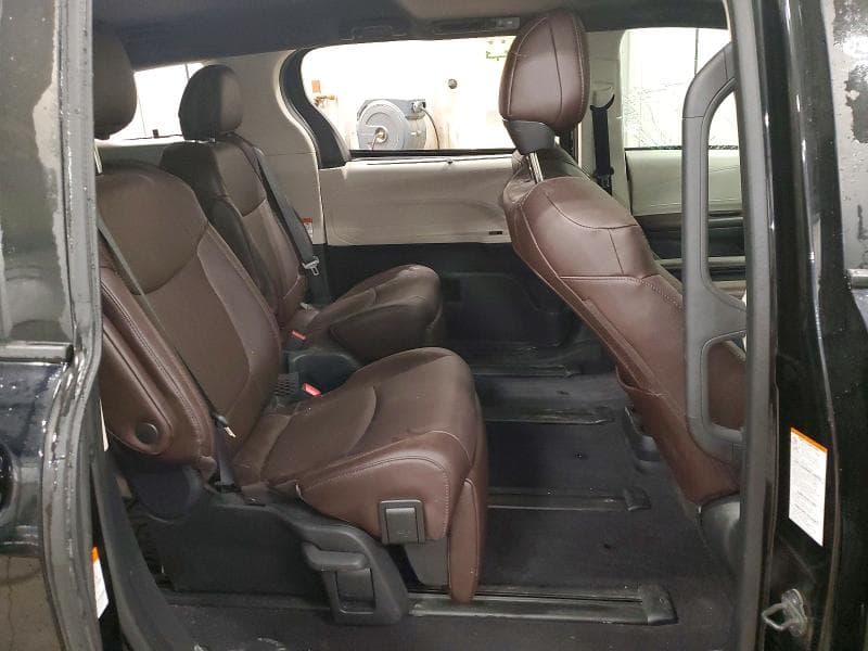 2023 TOYOTA SIENNA PLATINUM 7-PASSENGER 11