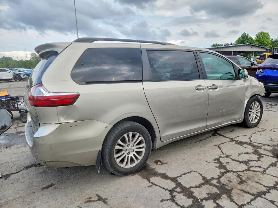 2017 TOYOTA SIENNA XLE 8-PASSENGER 3