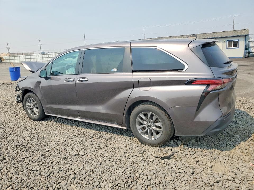 2022 TOYOTA SIENNA XLE 2