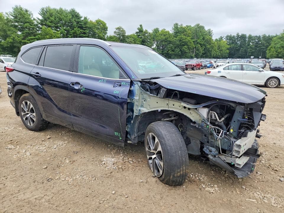 2022 TOYOTA HIGHLANDER XLE 4
