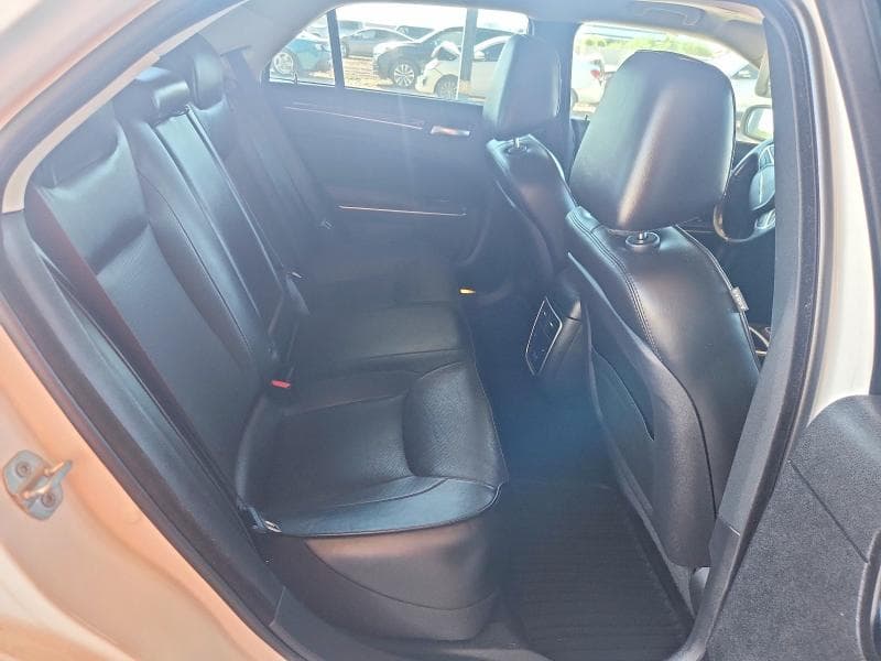 2019 CHRYSLER 300 LIMITED 10