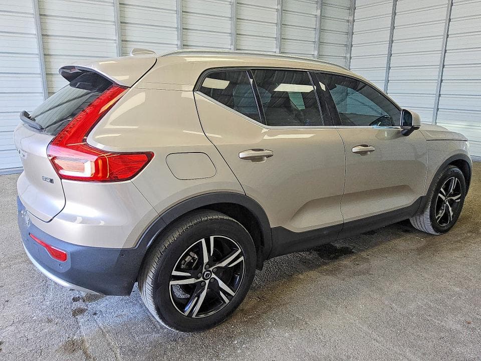 2023 VOLVO XC40 PLUS 3