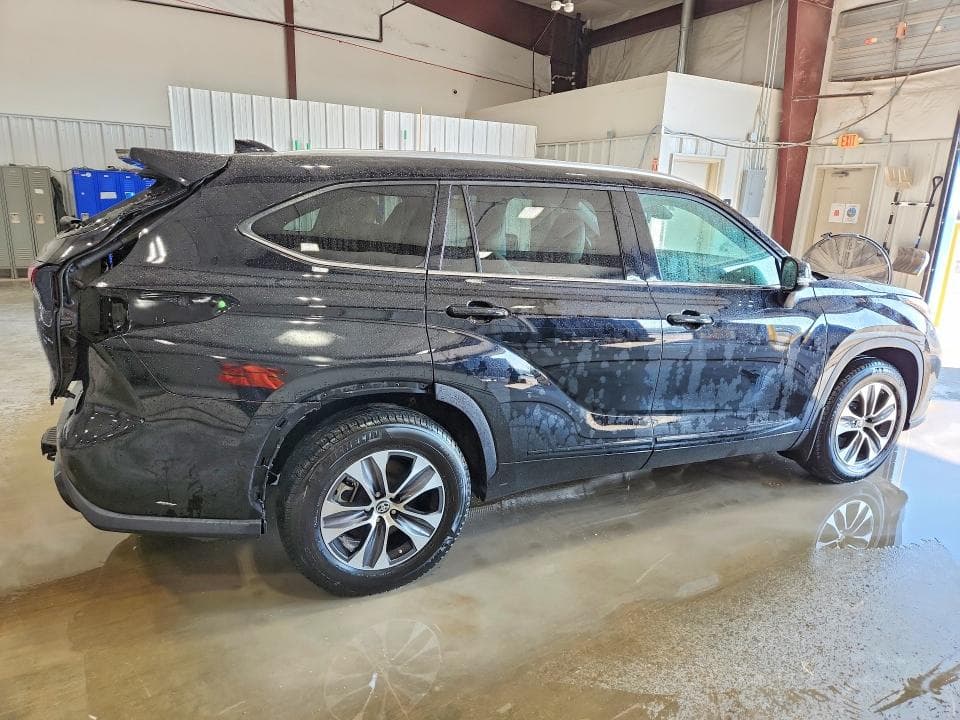 2021 TOYOTA HIGHLANDER XLE 3