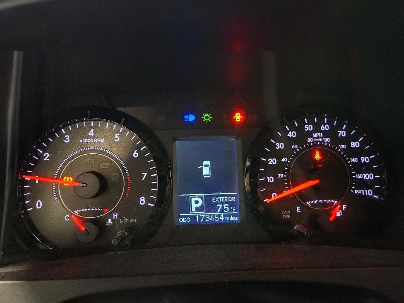 2017 TOYOTA SIENNA LE 9