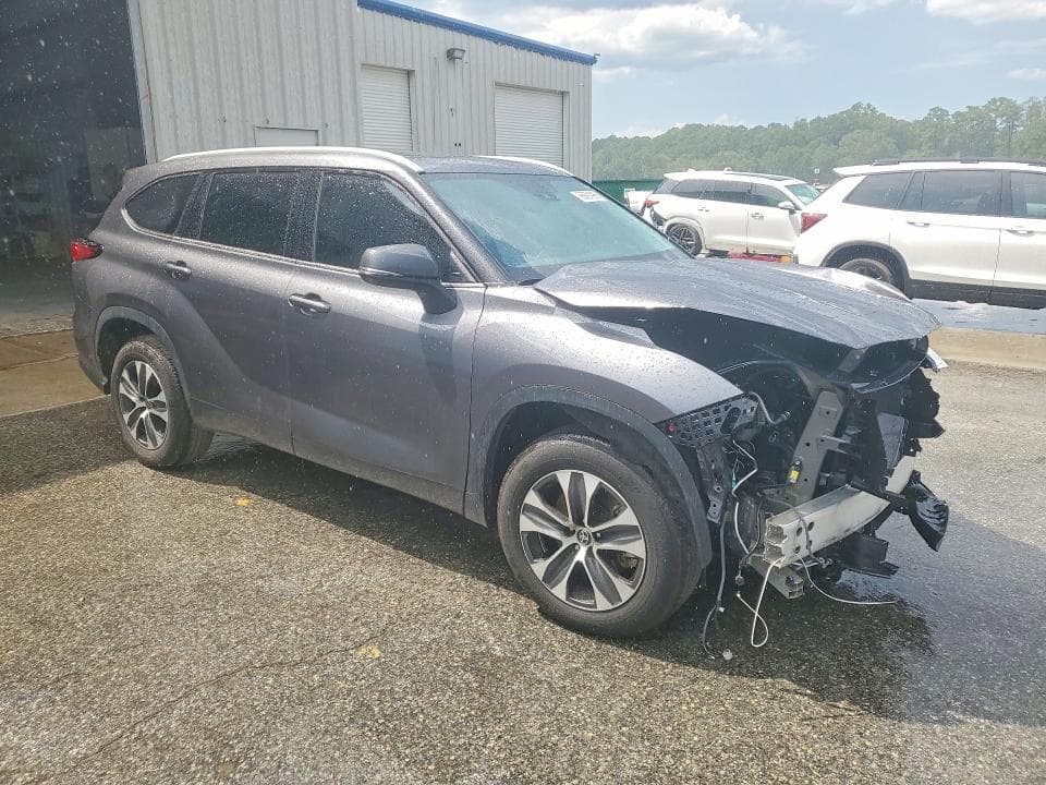 2022 TOYOTA HIGHLANDER XLE 4