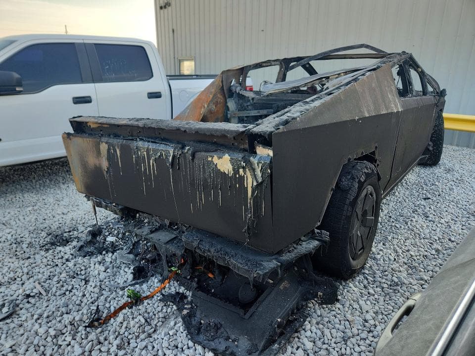 2025 TESLA CYBERTRUCK 3