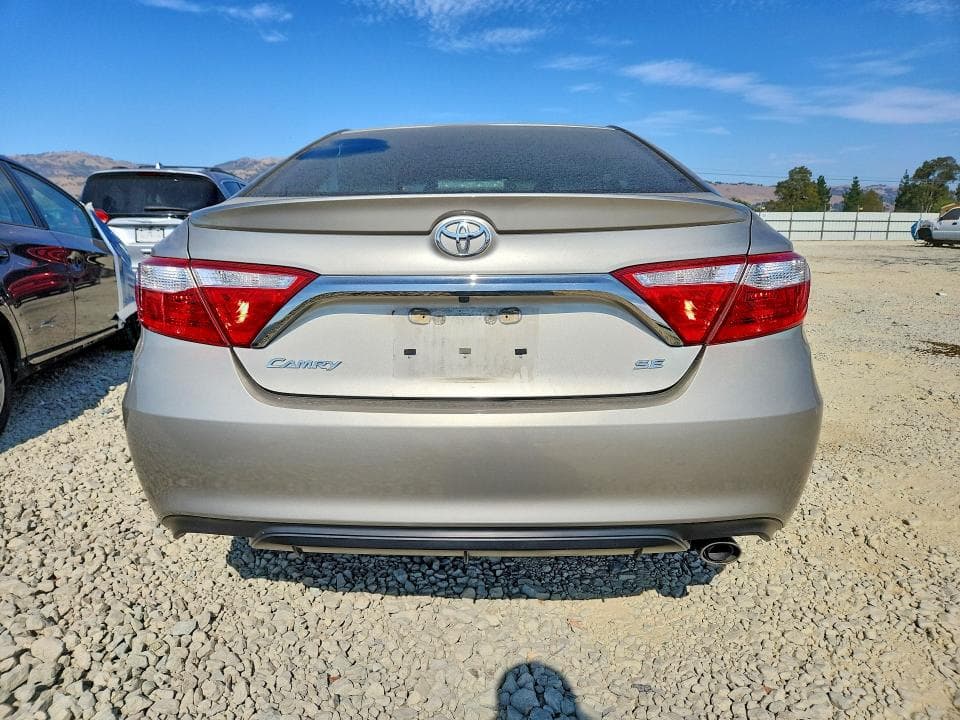 2017 TOYOTA CAMRY SE 6