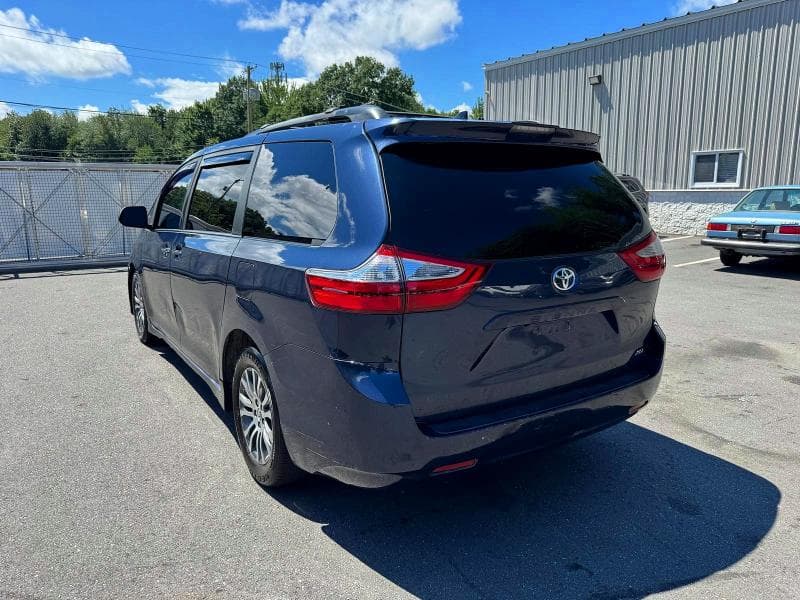2018 TOYOTA SIENNA XLE 8-PASSENGER 2