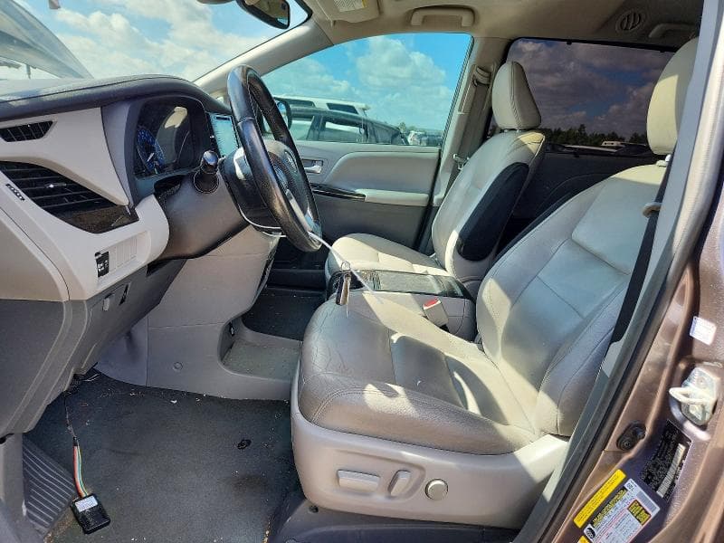 2019 TOYOTA SIENNA XLE 8-PASSENGER 7