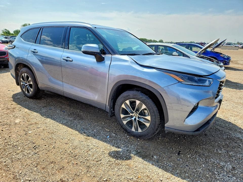 2021 TOYOTA HIGHLANDER XLE 4