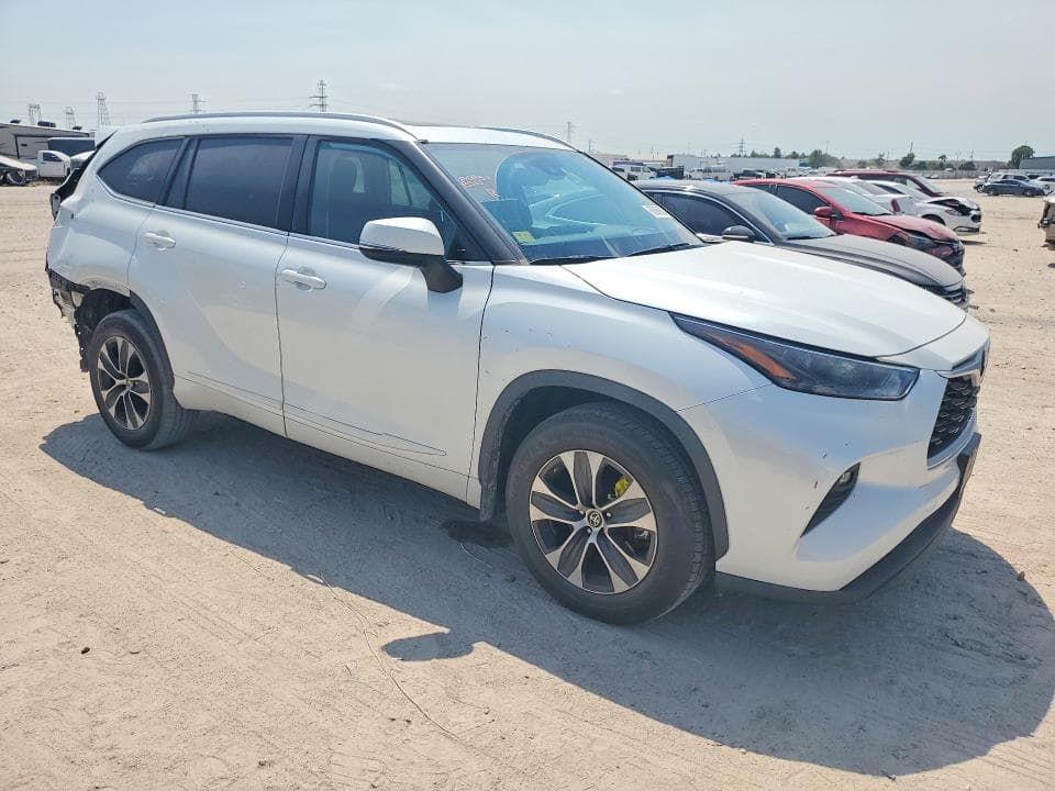 2022 TOYOTA HIGHLANDER XLE 4