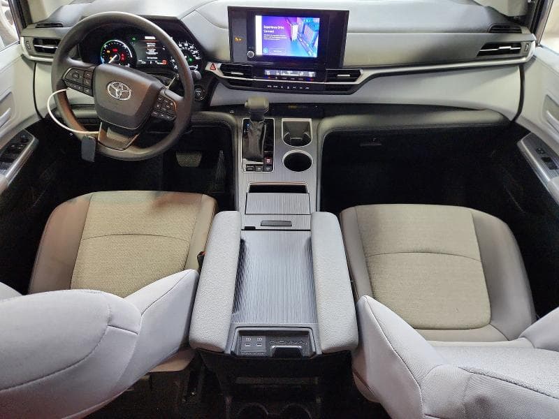 2025 TOYOTA SIENNA LE 8