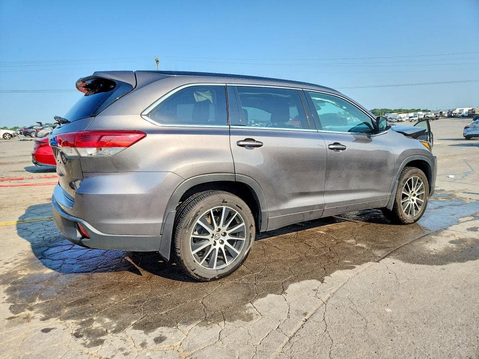 2018 TOYOTA HIGHLANDER SE 3