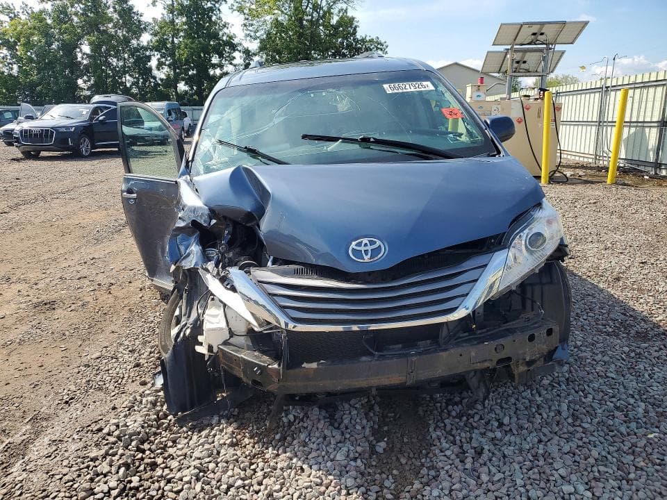 2017 TOYOTA SIENNA XLE 7-PASSENGER 5