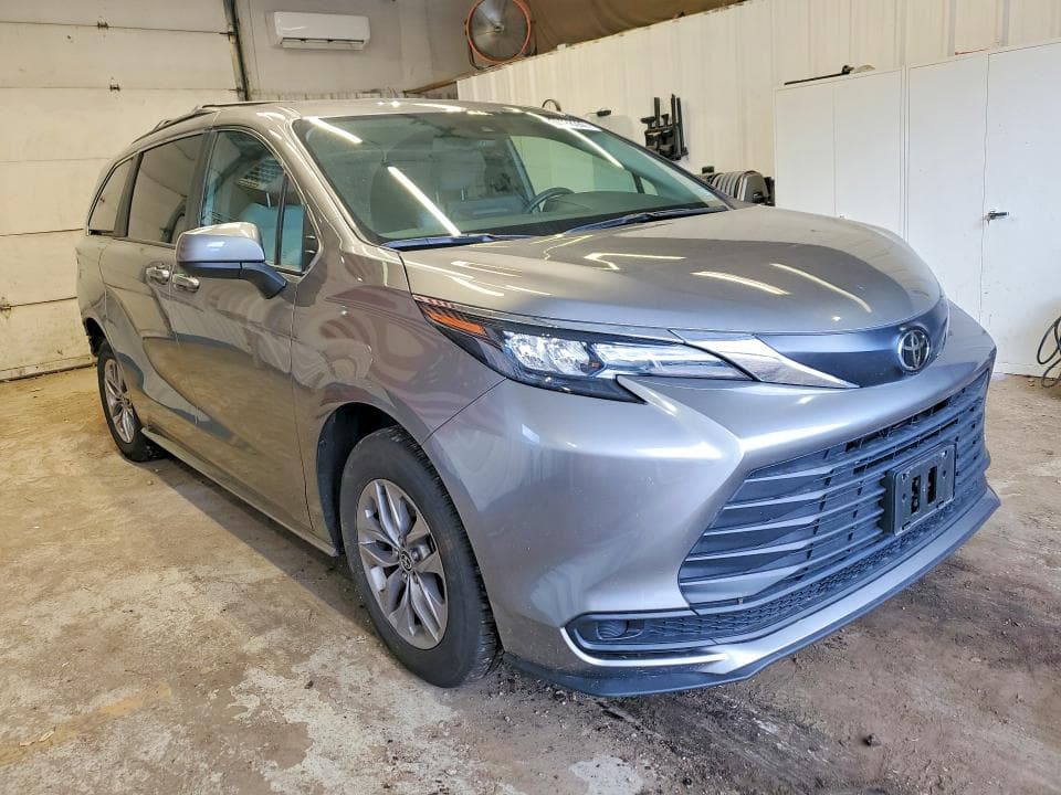2026 TOYOTA SIENNA LE 4