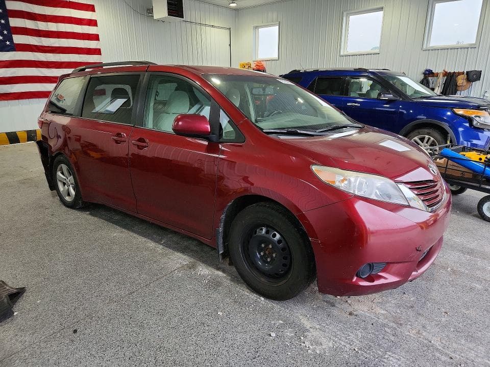 2017 TOYOTA SIENNA LE 4