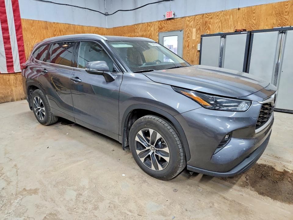 2022 TOYOTA HIGHLANDER XLE 4