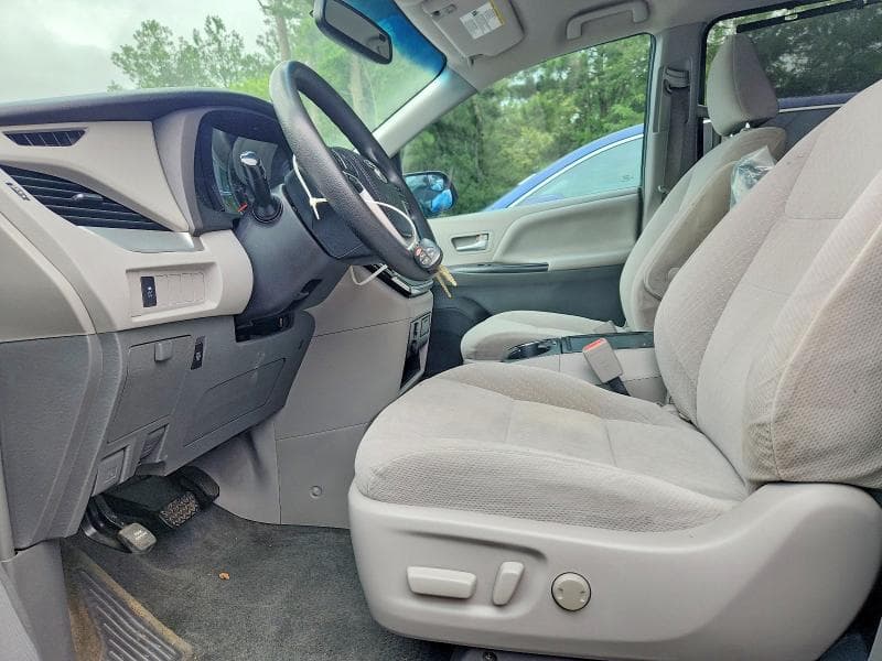 2017 TOYOTA SIENNA LE 7