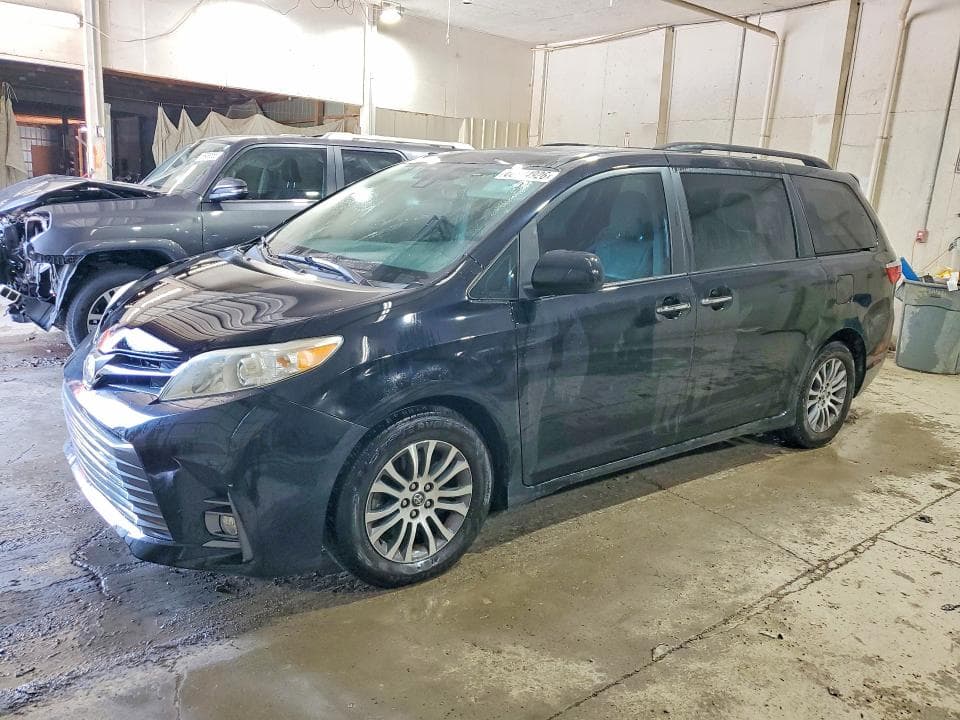 2018 TOYOTA SIENNA XLE 8-PASSENGER - 1