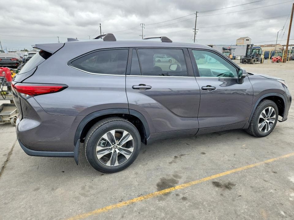 2023 TOYOTA HIGHLANDER XLE 3