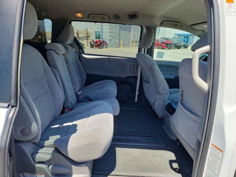 2018 TOYOTA SIENNA LE 11