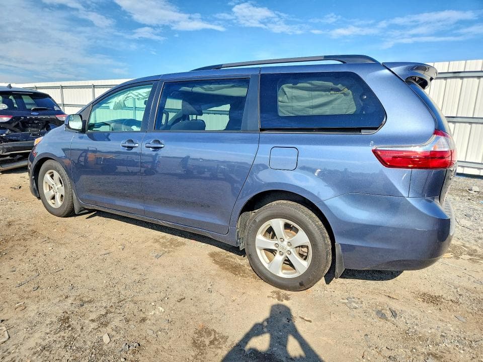 2017 TOYOTA SIENNA LE 2