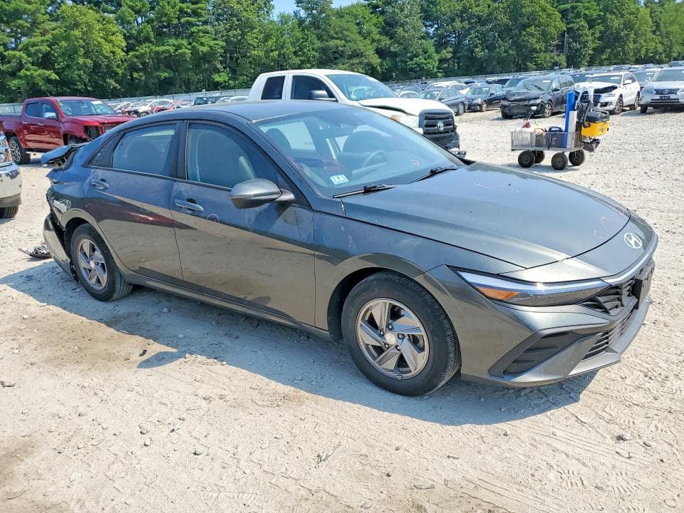 2024 HYUNDAI ELANTRA SE 4