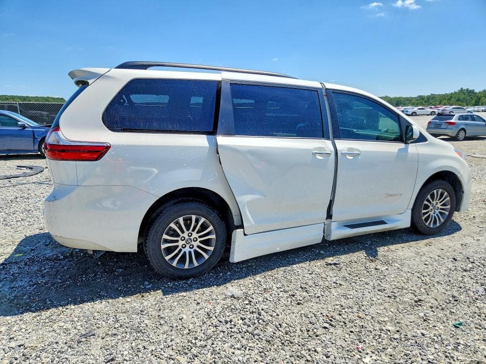 2018 TOYOTA SIENNA XLE 8-PASSENGER 3